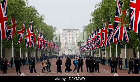 Die Mall zu Buckingham Palace ist mit Union Jack-Flaggen am Tag der königlichen Hochzeit dekoriert. 29.04.2011. Stockfoto