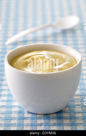 Schüssel mit Senf Stockfoto