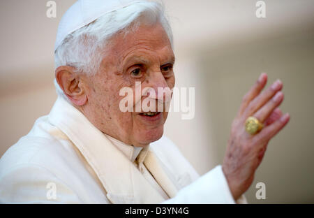 Rom, Italien. 27. Februar 2013. Papst Benedict XVI "Wellenlinien" nach seiner letzten wöchentlichen Mittwoch Generalaudienz seines Besitzes am Petersplatz, Vatikan, 27. Februar 2013. Um 20:00 Ortszeit 28 Feb er wird offiziell zurücktreten und fortan als emeritierter Papst bekannt sein. Foto: MICHAEL KAPPELER/Dpa/Alamy Live News Stockfoto