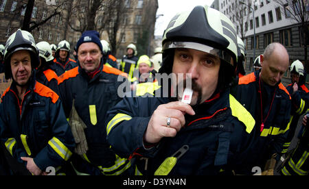 Dresden, Deutschland. 26. Februar 2013. Ein Teilnehmer an einer Demonstration der öffentlich Bediensteten bläst eine Pfeife als Zeichen des Protests vor der sächsischen Staatskanzlei in Dresden, Deutschland, 26. Februar 2013. Deutsche Dienstleistungsgewerkschaft Verdi, sowie der Polizei Union BIP und des Lehrers Union GEW aufgerufen Proteste aufmerksam auf die Anforderungen für neue Tarife auf die Gehälter für Mitarbeiter im öffentlichen Dienst. Foto: Arno Burgi/Dpa/Alamy Live-Nachrichten Stockfoto