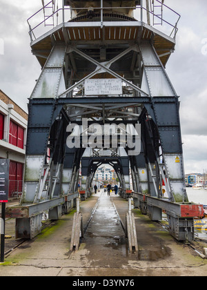 Kräne außerhalb des M-Schuppen-Museums am Kai an Bristol Hafen, England Stockfoto