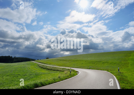 Straße durch Wiese, Achberg, Baden-Württemberg, Deutschland Stockfoto