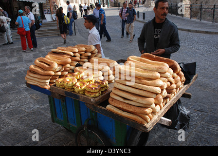 Brot-Verkäufer in den Straßen von Jerusalem Israel Stockfoto