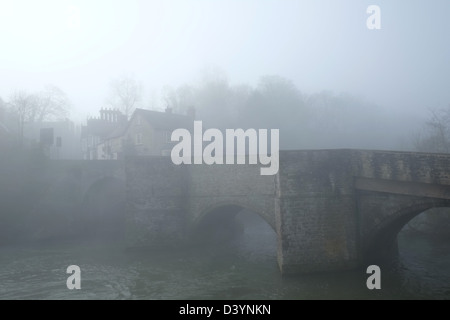 Nebel - Ludford Brücke über Fluß Teme, Ludlow, Shropshire, England, Großbritannien Stockfoto