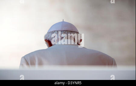 Rom, Italien. 27. Februar 2013. Papst Benedict XVI verlässt das Podium nach seiner letzten wöchentlichen Mittwoch Generalaudienz seines Besitzes am Petersplatz, Vatikan, 27. Februar 2013. Um 20:00 Ortszeit 28 Feb er wird offiziell zurücktreten und fortan als emeritierter Papst bekannt sein. Foto: MICHAEL KAPPELER/Dpa/Alamy Live News Stockfoto