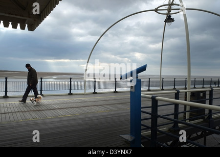 Mann geht Hund, Southport Pier, Southport, Merseyside, England, Großbritannien, winter Stockfoto