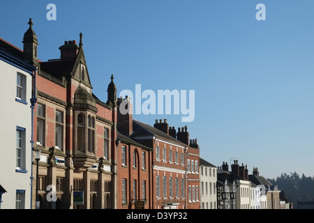 Georgianische Reihenhäuser in Broad Street, Ludlow, Shropshire, England, Großbritannien an einem Sommertag Stockfoto