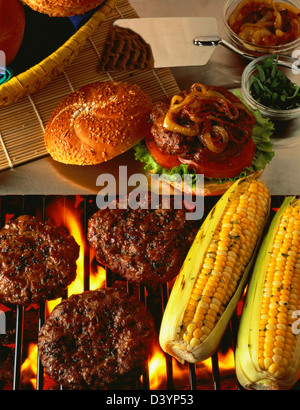 Frikadellen und Mais auf Barbecue-Grill Stockfoto