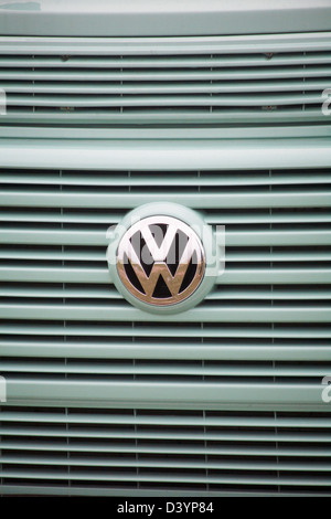 VW-Emblem auf dem Frontgrill des Volkswagen Wohnmobil - VW-Logo bei Dorset UK im Februar Stockfoto