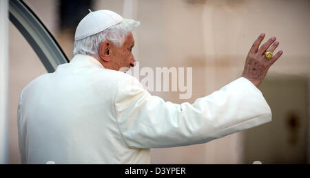 Rom, Italien. 27. Februar 2013. Papst Benedict XVI "Wellenlinien" nach seiner letzten wöchentlichen Mittwoch Generalaudienz seines Besitzes am Petersplatz, Vatikan, 27. Februar 2013. Um 20:00 Ortszeit 28 Feb er wird offiziell zurücktreten und fortan als emeritierter Papst bekannt sein. Foto: MICHAEL KAPPELER/Dpa/Alamy Live News Stockfoto