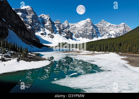 Vollmond über Wenkchemna Gipfeln spiegelt sich in Moraine Lake im Frühjahr Stockfoto