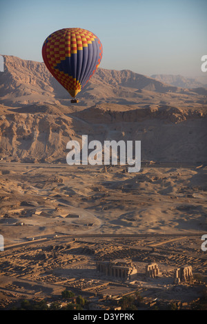 Dawn Flug über Luxor von Hot Air Balloon Stockfoto