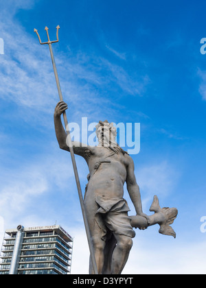 Die Statue des Neptun im Bristol Stadtzentrum mit Colston Turm im Hintergrund, England Stockfoto