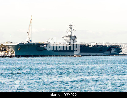 Vereinigte Staaten Marine Nimitz Klasse Flugzeugträger CVN 70 Carl Vinson im Hafen von San Diego Kalifornien Amerika USA Stockfoto