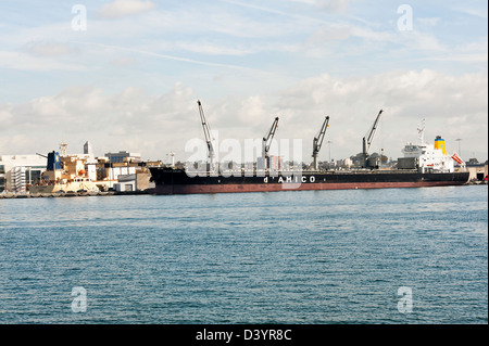 Containerschiff und Massengutfrachter angedockt im Hafen von San Diego Hafen Kalifornien Vereinigte Staaten Amerika USA Stockfoto