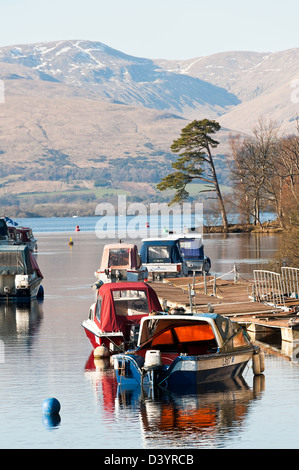 Sportboote und Boote vertäut am Fluss Leven in Balloch Loch Lomond Dumbartonshire Schottland Vereinigtes Königreich UK Stockfoto