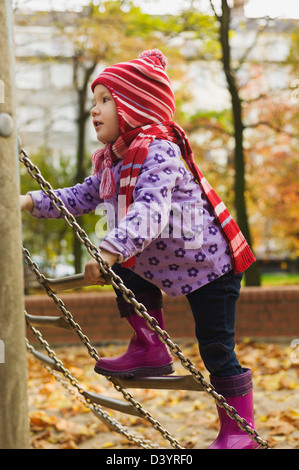 Mädchen auf dem Klettergerüst, Deutschland Stockfoto