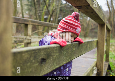 Mädchen auf der Brücke, Deutschland Stockfoto