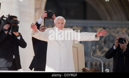 Papst Benedict XVI Wellen bis zu Zehntausenden von Pilgern und Gratulanten während seiner letzten wöchentlichen Mittwoch Generalaudienz seines Besitzes am Petersplatz, Vatikan, 27. Februar 2013. Um 20:00 Ortszeit 28 Feb er wird offiziell zurücktreten und fortan als emeritierter Papst bekannt sein. Foto: MICHAEL KAPPELER Stockfoto