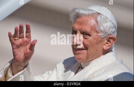 Papst Benedict XVI Wellen bis zu Zehntausenden von Pilgern und Gratulanten während seiner letzten wöchentlichen Mittwoch Generalaudienz seines Besitzes am Petersplatz, Vatikan, 27. Februar 2013. Um 20:00 Ortszeit 28 Feb er wird offiziell zurücktreten und fortan als emeritierter Papst bekannt sein. Foto: MICHAEL KAPPELER Stockfoto