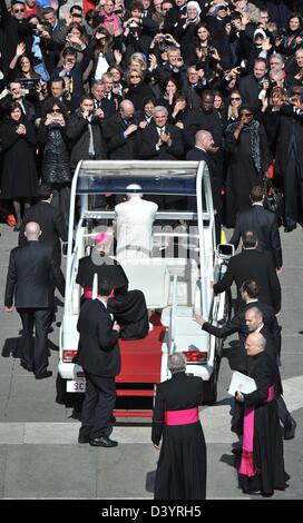 Papst Benedict XVI. steht in dem Papamobil nach seiner letzten wöchentlichen Mittwoch Generalaudienz seines Besitzes am Petersplatz, Vatikan, 27. Februar 2013. Um 20:00 Ortszeit 28 Feb er wird offiziell zurücktreten und fortan als emeritierter Papst bekannt sein. Foto: BERND VON JUTRCZENKA Stockfoto