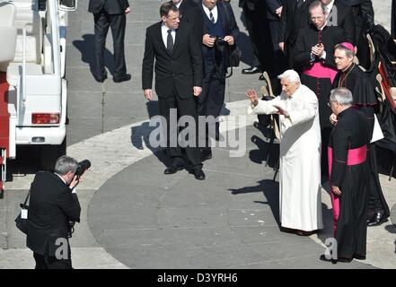 Papst Benedict XVI auf dem Weg zu dem Papamobil nach seinem letzten wöchentlichen Mittwoch Generalaudienz seiner Amtszeit am Petersplatz, Vatikan, 27. Februar 2013. Um 20:00 Ortszeit 28 Feb er wird offiziell zurücktreten und fortan als emeritierter Papst bekannt sein. Foto: BERND VON JUTRCZENKA Stockfoto