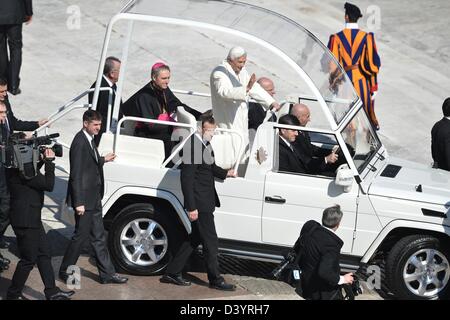 Papst Benedict XVI. steht in dem Papamobil nach seiner letzten wöchentlichen Mittwoch Generalaudienz seines Besitzes am Petersplatz, Vatikan, 27. Februar 2013. Um 20:00 Ortszeit 28 Feb er wird offiziell zurücktreten und fortan als emeritierter Papst bekannt sein. Foto: BERND VON JUTRCZENKA Stockfoto