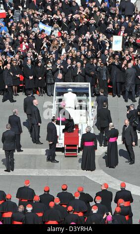 Papst Benedict XVI. steht in dem Papamobil nach seiner letzten wöchentlichen Mittwoch Generalaudienz seines Besitzes am Petersplatz, Vatikan, 27. Februar 2013. Um 20:00 Ortszeit 28 Feb er wird offiziell zurücktreten und fortan als emeritierter Papst bekannt sein. Foto: BERND VON JUTRCZENKA Stockfoto