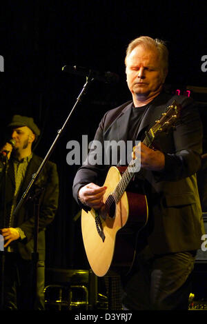 Deutscher Sänger Herbert Groenemeyer führt auf der Bühne während sein erstes Konzert in New York, USA, 26. Februar 2013. Vor 1.000 Zuschauern präsentiert Grönemeyer sein neues Album "Ich gehe". Foto: Daniel Schnettler Stockfoto