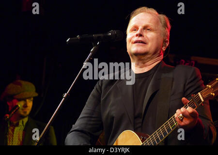 Deutscher Sänger Herbert Groenemeyer führt auf der Bühne während sein erstes Konzert in New York, USA, 26. Februar 2013. Vor 1.000 Zuschauern präsentiert Grönemeyer sein neues Album "Ich gehe". Foto: Daniel Schnettler Stockfoto