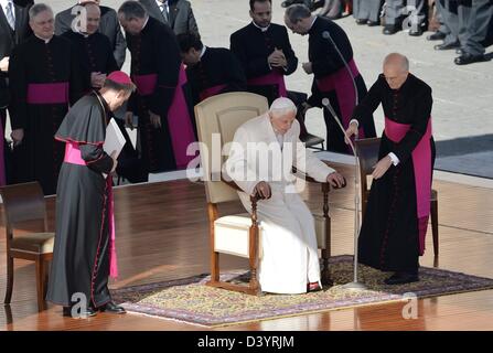 Papst Benedict XVI gibt seine letzte wöchentliche Mittwoch Generalaudienz seiner Amtszeit am Petersplatz, Vatikan, 27. Februar 2013. Um 20:00 Ortszeit 28 Feb er wird offiziell zurücktreten und fortan als emeritierter Papst bekannt sein. Foto: BERND VON JUTRCZENKA Stockfoto