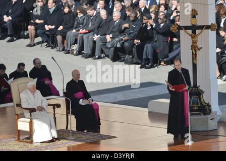 Papst Benedict XVI gibt seine letzte wöchentliche Mittwoch Generalaudienz seiner Amtszeit am Petersplatz, Vatikan, 27. Februar 2013. Um 20:00 Ortszeit 28 Feb er wird offiziell zurücktreten und fortan als emeritierter Papst bekannt sein. Foto: BERND VON JUTRCZENKA Stockfoto