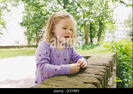 Mädchen auf der Brücke, Deutschland Stockfoto