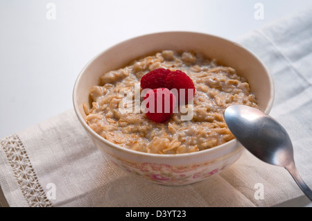 Porridge mit Himbeeren zum Frühstück. Stockfoto