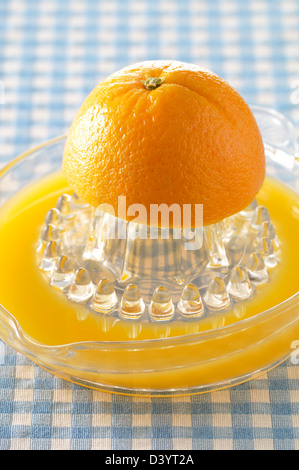 Herstellung von Orangensaft Stockfoto
