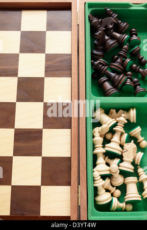 Schachbrett und Schachfiguren Stockfoto