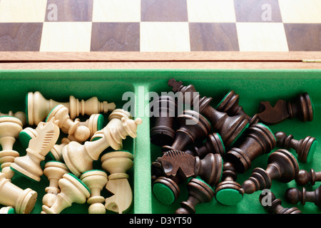 Schachbrett und Schachfiguren Stockfoto