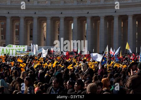 Rom, Italien. 27. Februar 2013 versammelten sich Tausende in St. Petersplatz, Papst Benedict XVI. bei seinem letzten öffentlichen Publikum als Papst zu sehen. Bildnachweis: Nelson Pereira/Alamy Live-Nachrichten Stockfoto