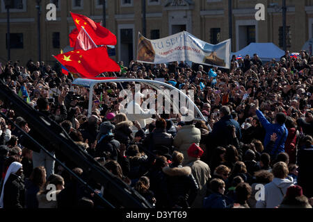 Rom, Italien. 27. Februar 2013 begrüßt Papst Benedict XVI Pilger in St Peter es Square im Vatikan. Bildnachweis: Nelson Pereira/Alamy Live-Nachrichten Stockfoto