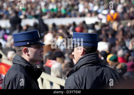 Rom, Italien. 27. Februar 2013 Polizisten mit Blick auf die große Menschenmenge in St. Petersplatz. Bildnachweis: Nelson Pereira/Alamy Live-Nachrichten Stockfoto