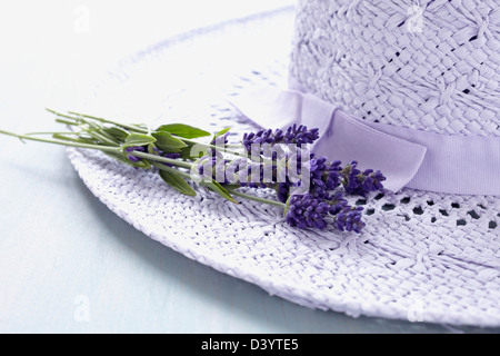 Lavendel Blumen und Hut Stockfoto
