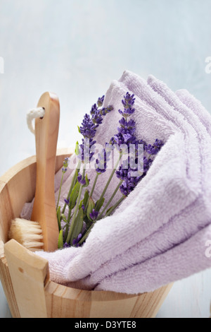 Lavendel Blumen, Pinsel und Handtücher Stockfoto