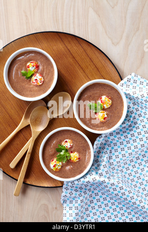 Schwarze Bohnensuppe mit Käse und Paprika Stockfoto