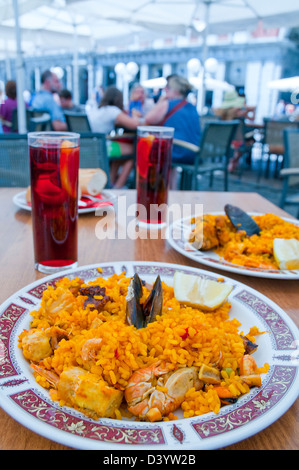 Paella für zwei Personen. Der Hauptplatz, Madrid, Spanien. Stockfoto