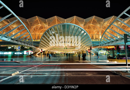 Portugal, Lissabon: Nächtlich beleuchteten Bahnhof Garé do Oriente im Parque Das Nacoes Stockfoto