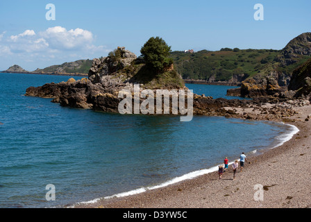 Eine Familie, ein Spaziergang entlang des Strandes bei Bouley Bay, Jersey, Kanalinseln Stockfoto