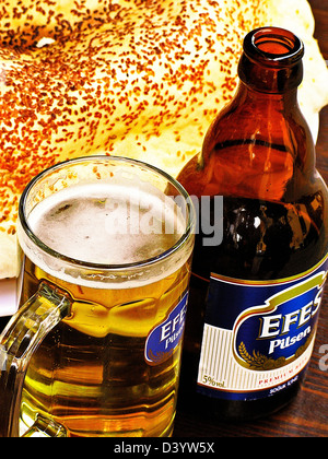 Türkische Efes Pilsen Bier und Pitta-Brot, Istanbul, Türkei Stockfoto