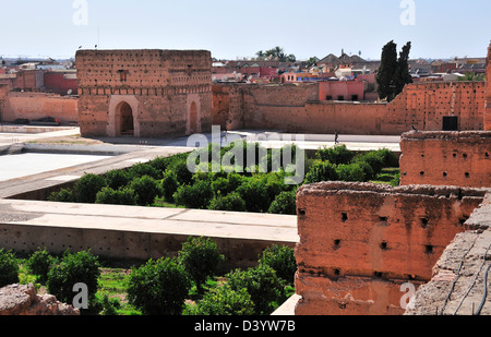 Ansicht der Koubba El Khamsiniya und Gartenblick und versunkenen Gärten im historischen El Badii Palast, Marrakesch, Marokko Stockfoto