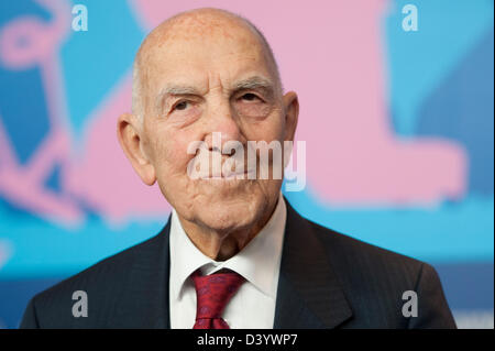 (Dpa Datei) - eine Archiv Bild, datiert 10. Februar 2012, zeigt französische Schriftsteller und ehemaliger Widerstandskämpfer Stéphane Hessel in Berlin, Deutschland. Der Autor des Buches "Zeit empört euch!" hat am Mittwochabend, 27. Februar 2013, im Alter von 95 Jahren starb seine Frau sagte der französische Nachrichtenagentur AFP. Foto: Sebastian Kahnert/Dpa/Alamy Live News Stockfoto