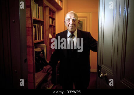 (Dpa Datei) - eine Archiv Bild, datiert 8. Februar 2011, zeigt französische Schriftsteller und ehemaligen Widerstand Kämpfer Stéphane Hessel stehen in der Studie von seiner Wohnung in Paris, Frankreich. Der Autor des Buches "Zeit empört euch!" hat am Mittwochabend, 27. Februar 2013, im Alter von 95 Jahren starb seine Frau sagte der französische Nachrichtenagentur AFP. Foto: Joel Saget/AFP/Dpa/Alamy Live News Stockfoto